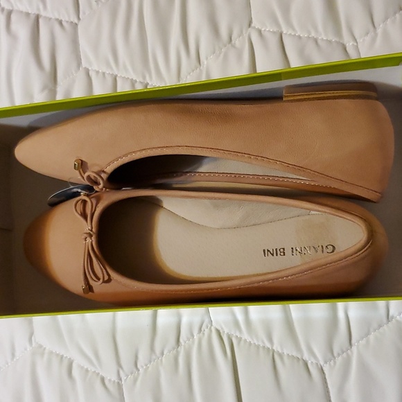 Women’s Gianni Bini flats - Picture 3 of 3